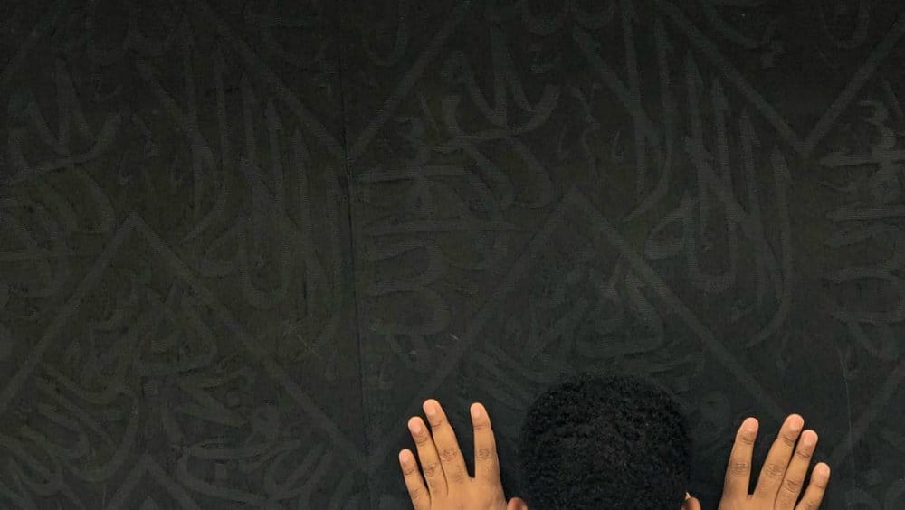 Perbedaan Umroh Reguler dan Umroh Plus 2026: Panduan Memilih Paket yang Tepat